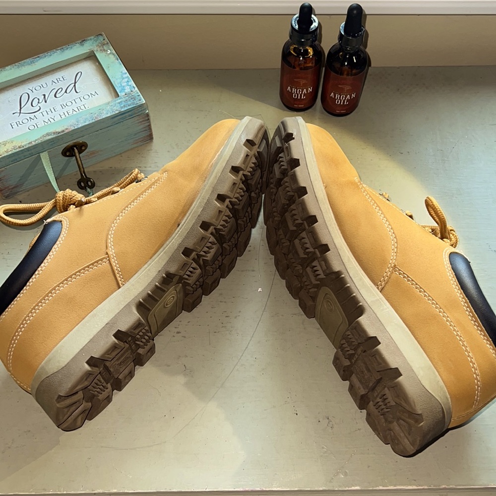 Men’s Size 8 Tan Shoes - Picture 3 of 4